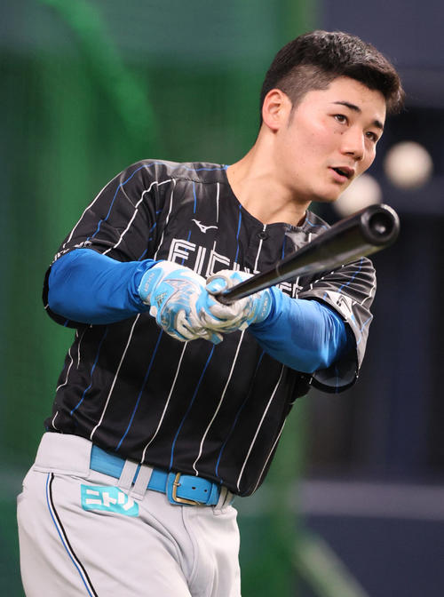 オリックス対日本ハム 試合前、ロングティーで汗を流す日本ハム清宮(撮影・上山淳一)