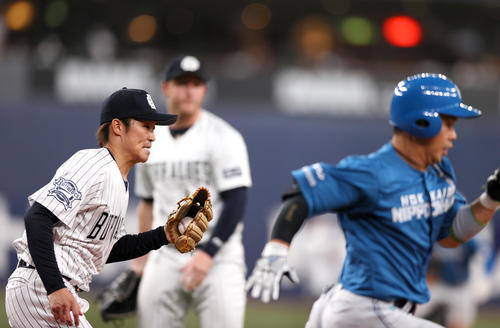 オリックス対日本ハム 7回表日本ハム1死一、三塁、近藤(手前)は一塁適時内野安打を放ち一塁へ向かう。左は投手阿部、中央は一塁手マッカーシー(撮影・上山淳一)