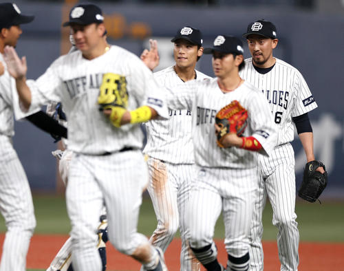 オリックス対日本ハム オリックス平野佳(右)は試合を締めナインとタッチを交わす(撮影・上山淳一)
