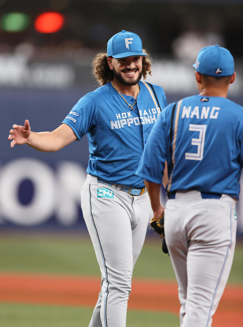 オリックス対日本ハム 2回裏オリックス無死、ポンセ(左)は吉田正を一ゴロに仕留め一塁手王に笑顔を見せる(撮影・上山淳一)