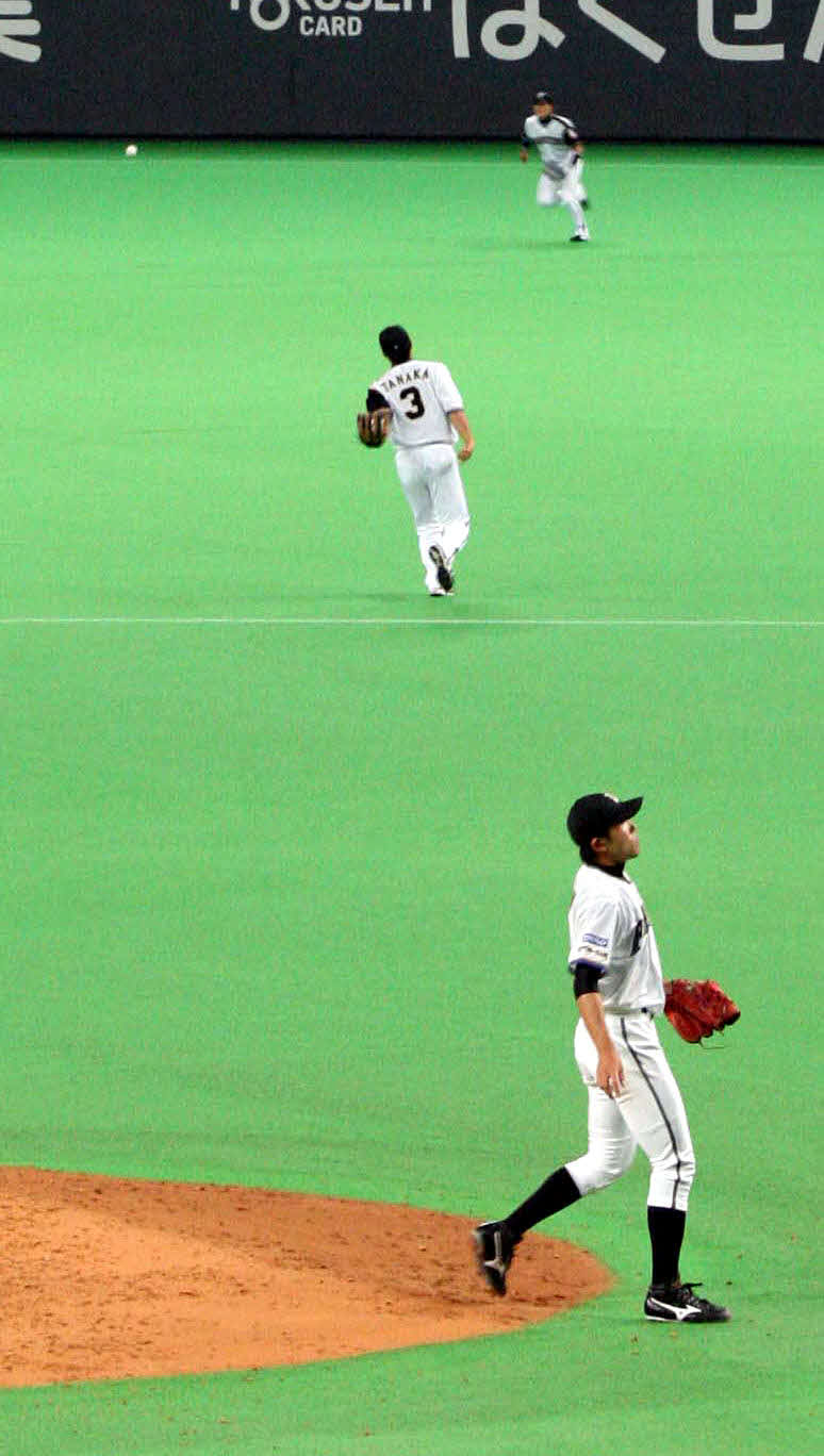 9回表ロッテ2死、大松の打球は二塁手田中賢（中央）の上を越え村田の前に落ちる