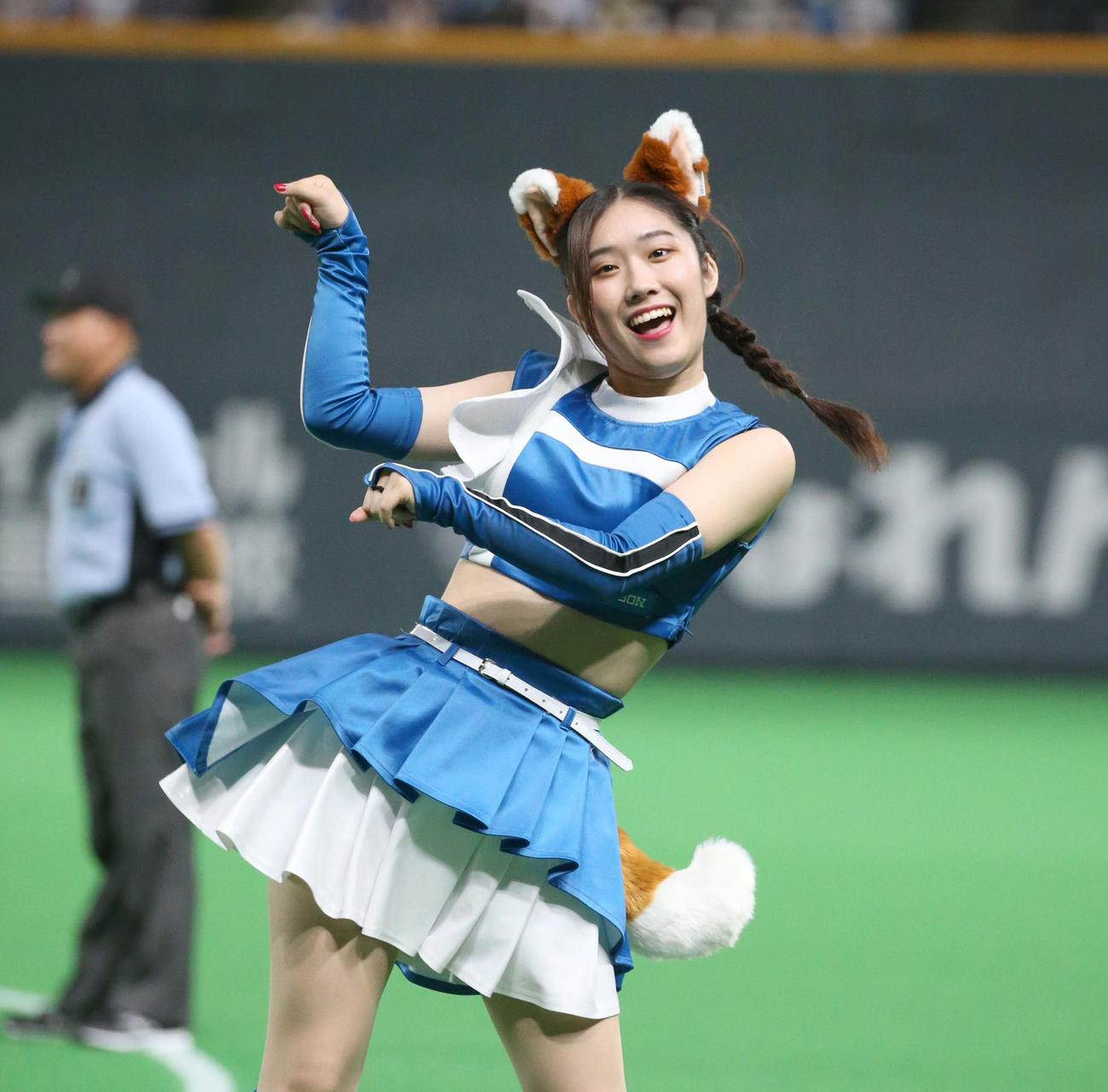 元祖「きつねダンス」を踊る日本ハムのファイターズガール（2022年7月17日撮影）