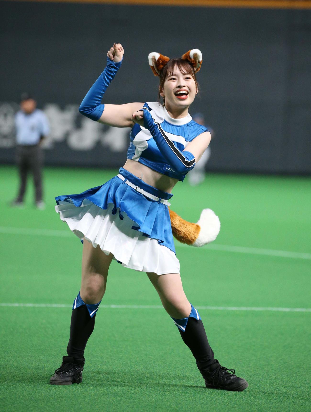 尻尾つきの衣装で「きつねダンス」を踊るファイターズガール（7月16日撮影）