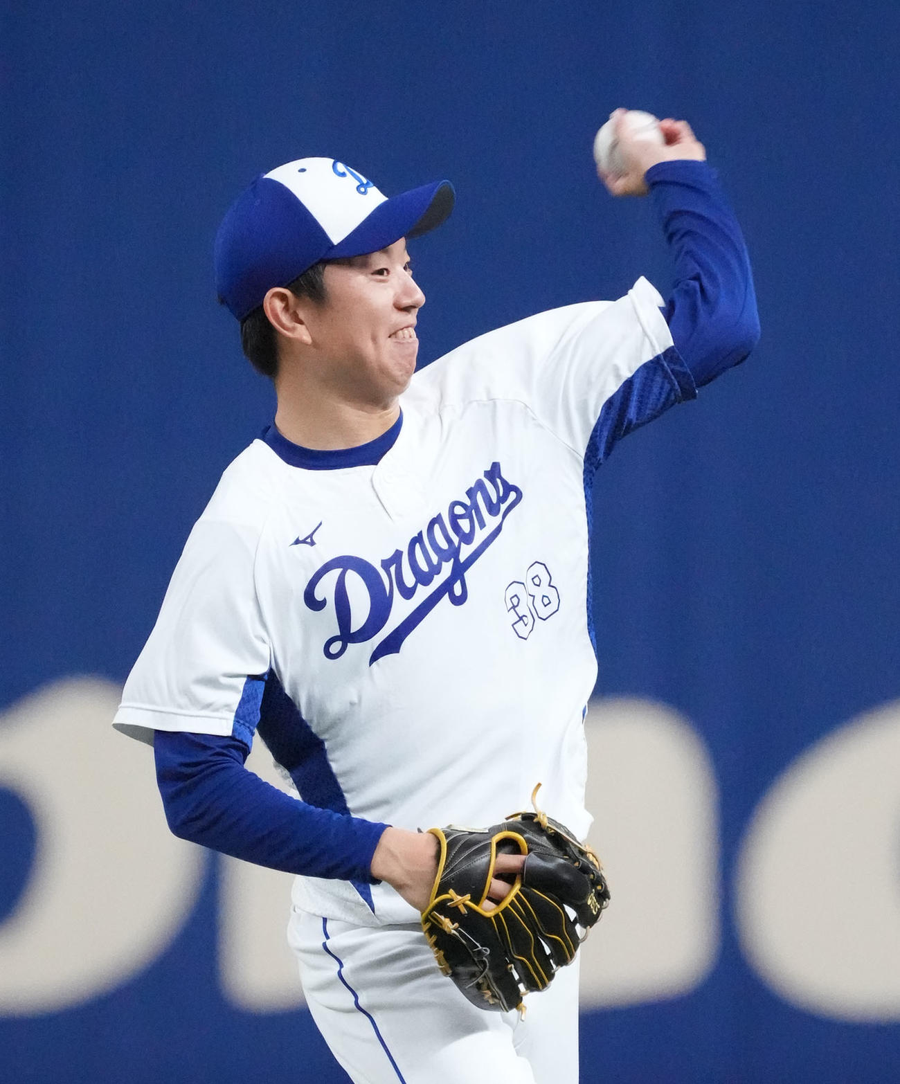 キャッチボールをする松葉（撮影・森本幸一）