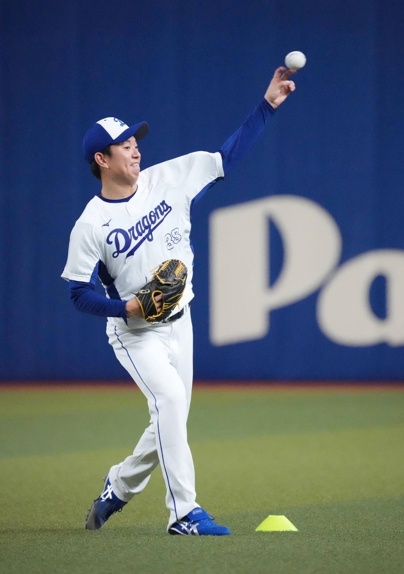キャッチボールをする松葉（撮影・森本幸一）