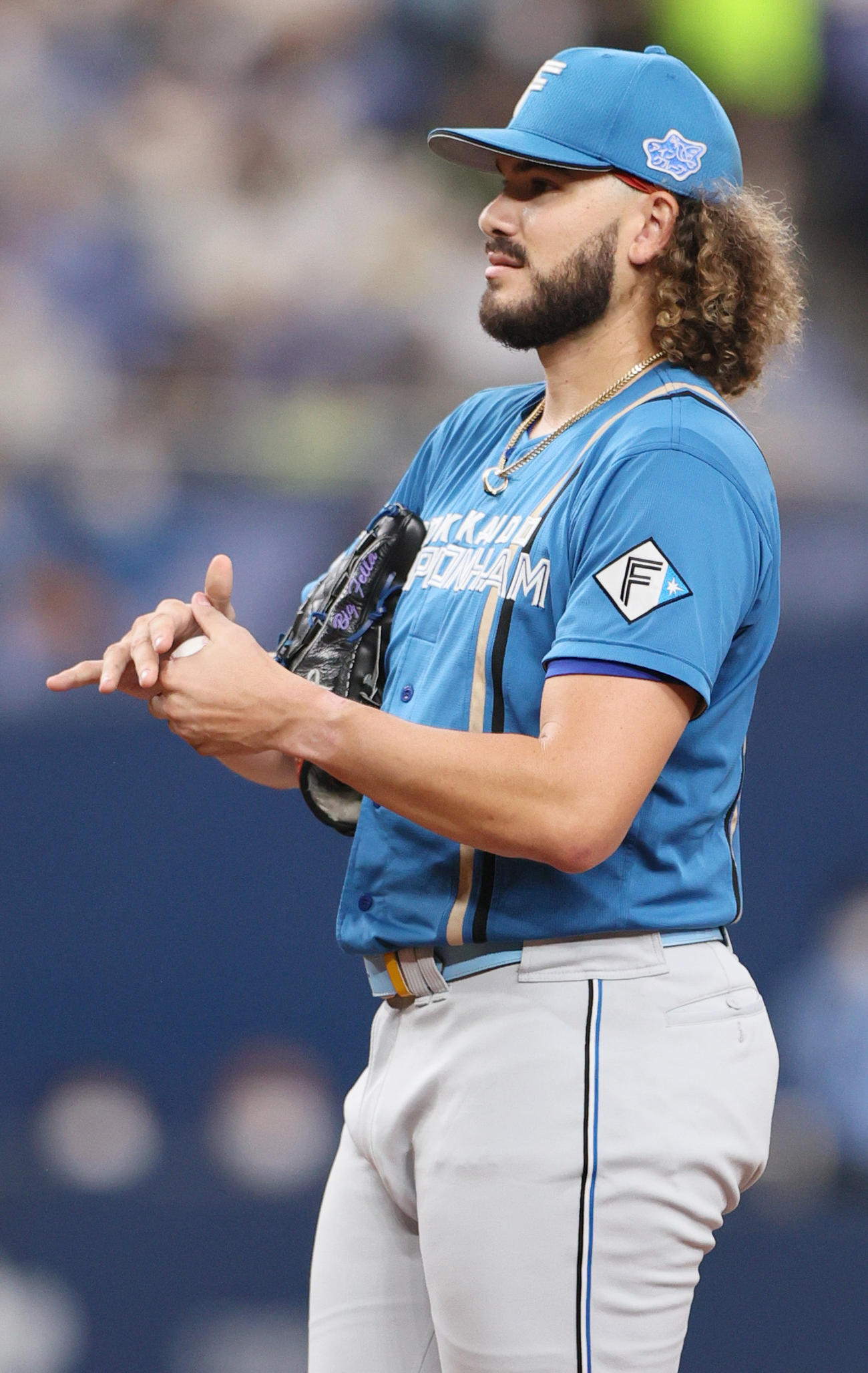 オリックス対日本ハム　3回裏オリックス1死二塁、ボールをこねる日本ハムポンセ（撮影・上山淳一）