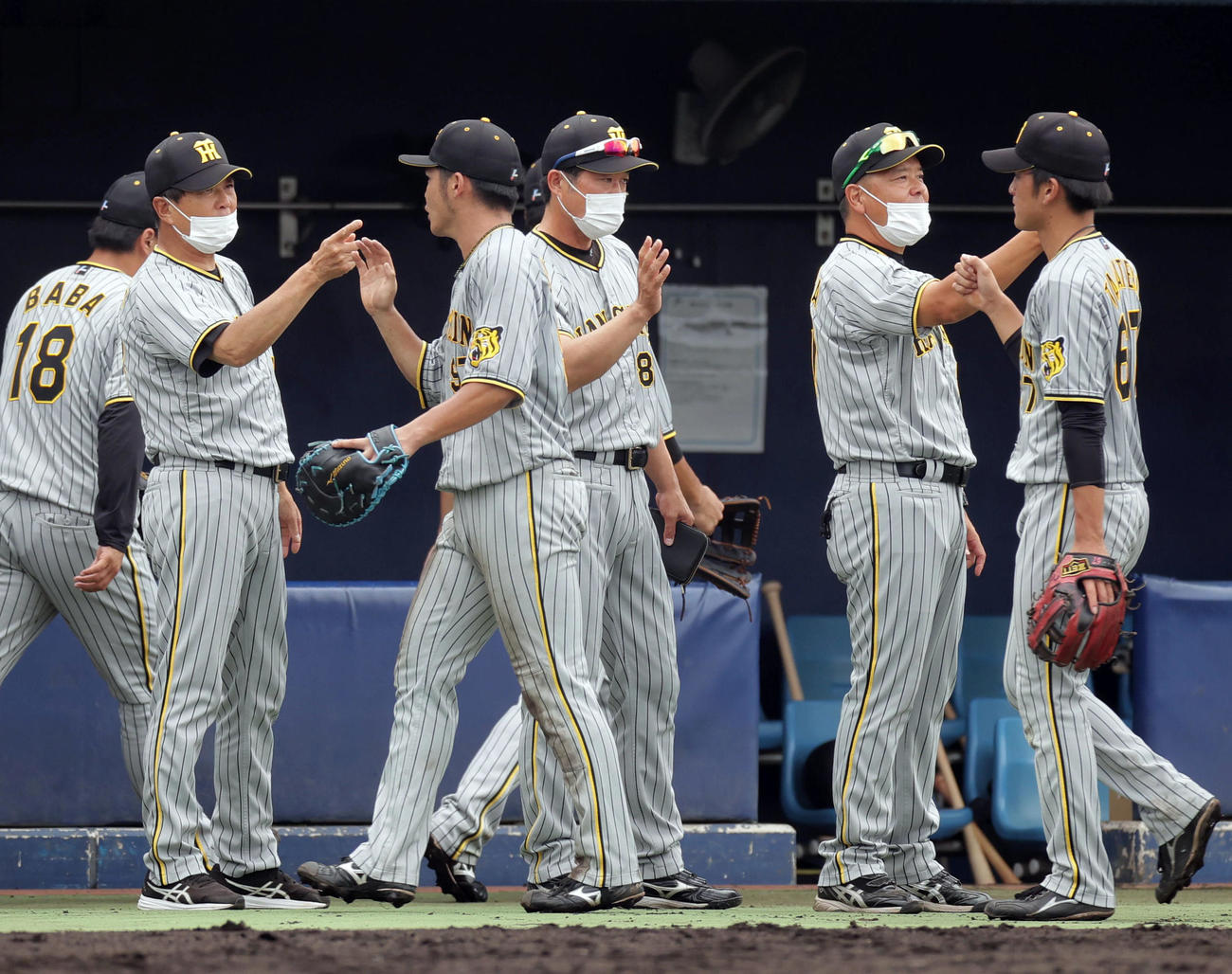 オリックス対阪神　オリックスに勝利しナインを迎える阪神平田2軍監督（左端）ら（撮影・前田充）