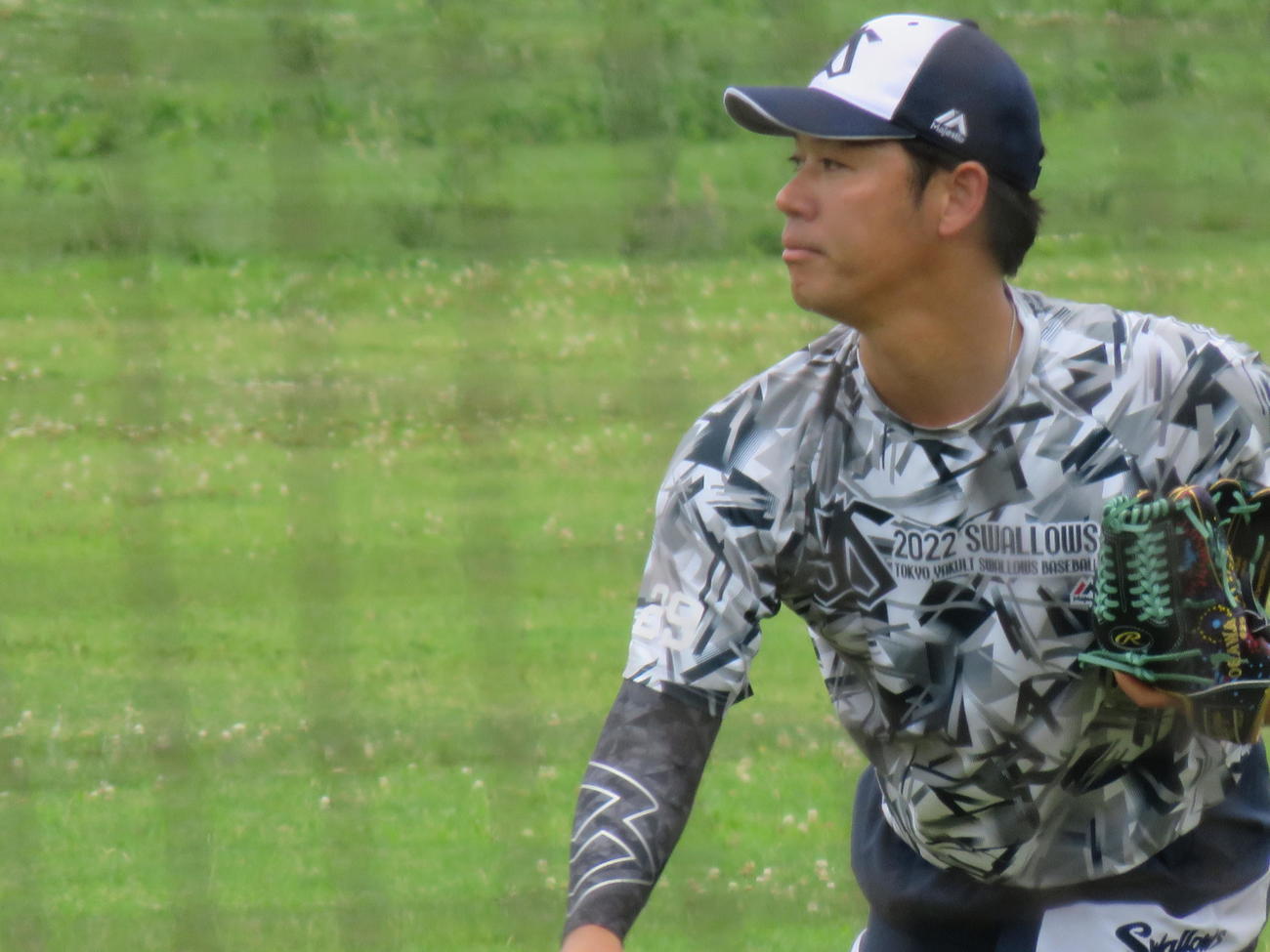 投手練習でキャッチボールを行うヤクルト小川