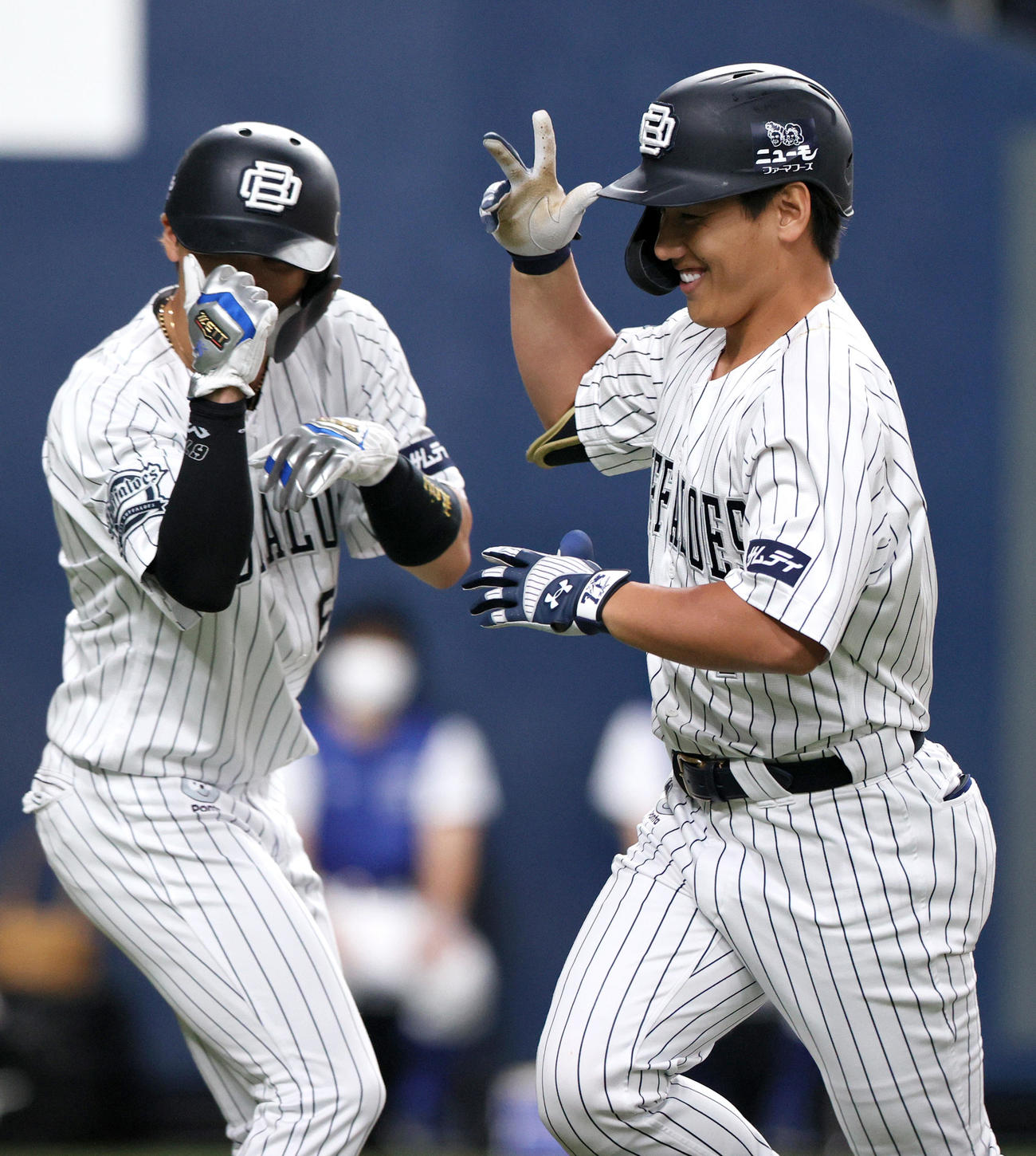 オリックス対日本ハム　6回裏オリックス1死一塁、吉田正（右）は同点の左越え2点本塁打を放ち生還し中川圭とポーズを決める（撮影・上山淳一）