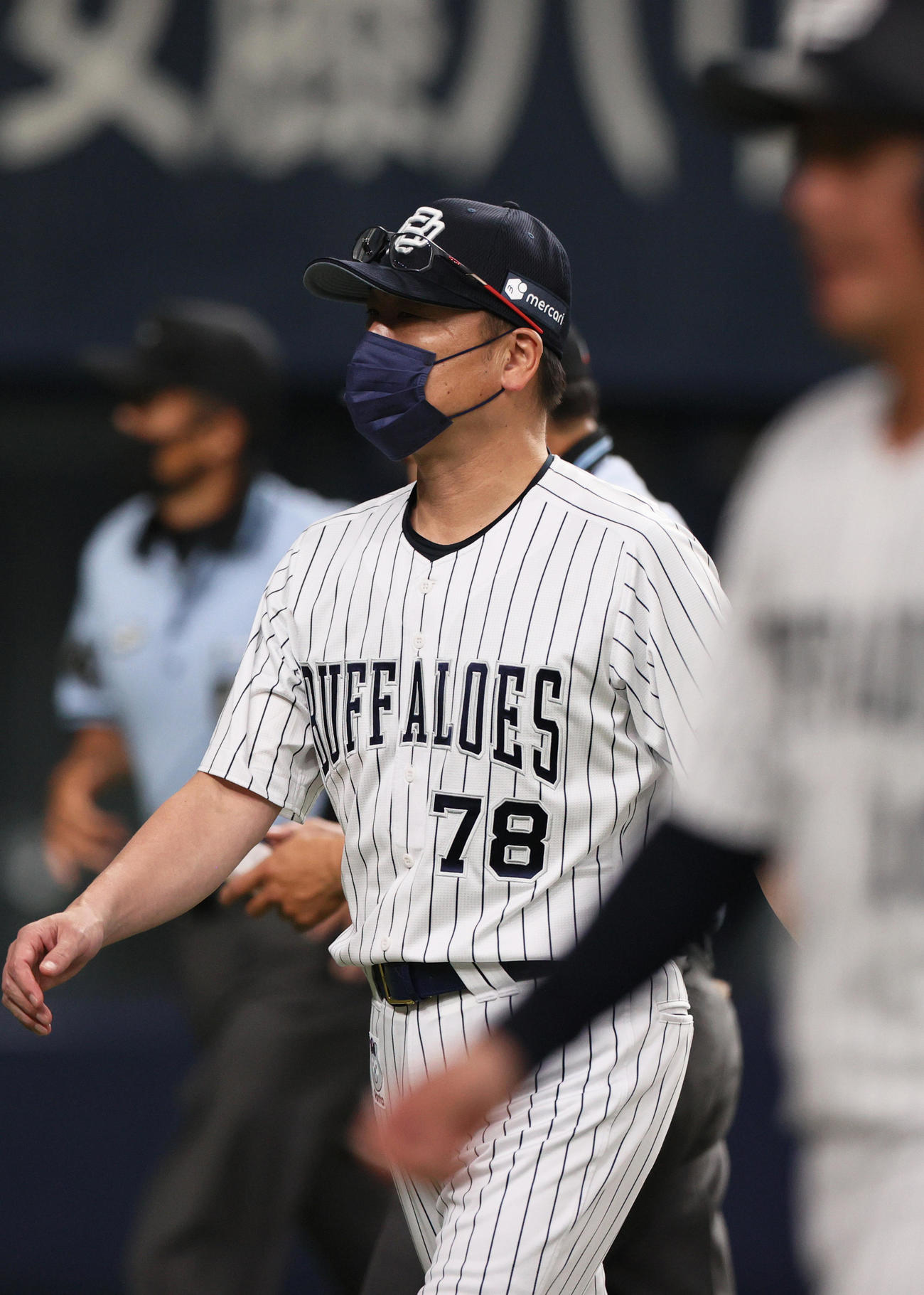 オリックス対日本ハム　5回を終え、オリックス中嶋監督は交代を告げベンチへ戻る（撮影・上山淳一）