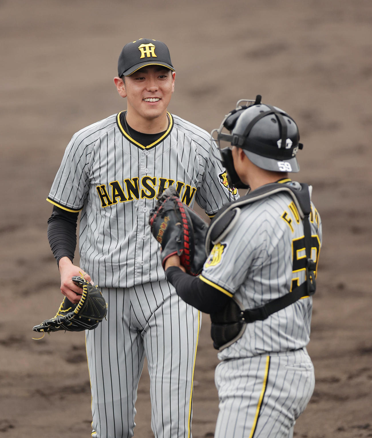 オリックス対阪神　8回裏のオリックス打線を抑え、笑顔でベンチへ戻る阪神小川。右は藤田（撮影・前田充）
