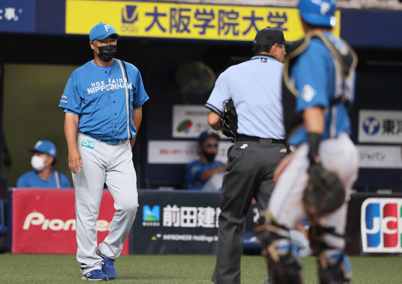 オリックス対日本ハム　6回裏オリックス1死、日本ハム木田監督代行（左）はポンセの交代を告げる（撮影・上山淳一）