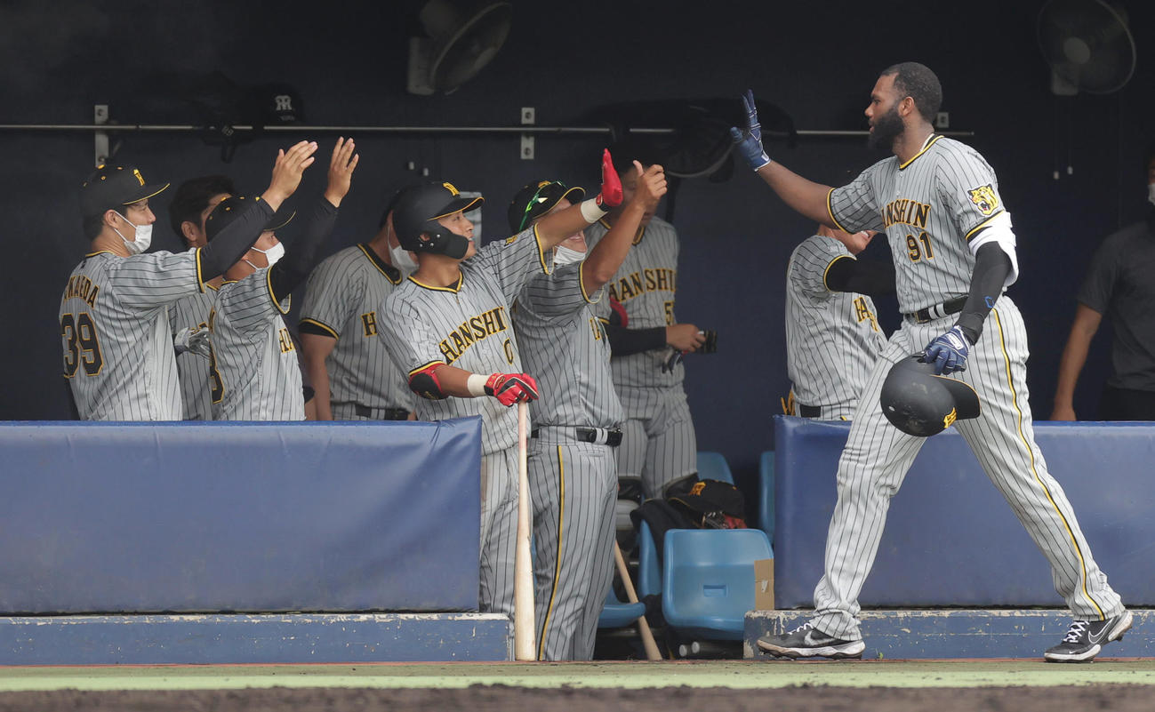 オリックス対阪神　9回表阪神無死、左中間へ二塁打を放ったロドリゲス（右端）は代走を送られベンチへ下がり、ナインに迎えられる（撮影・前田充）