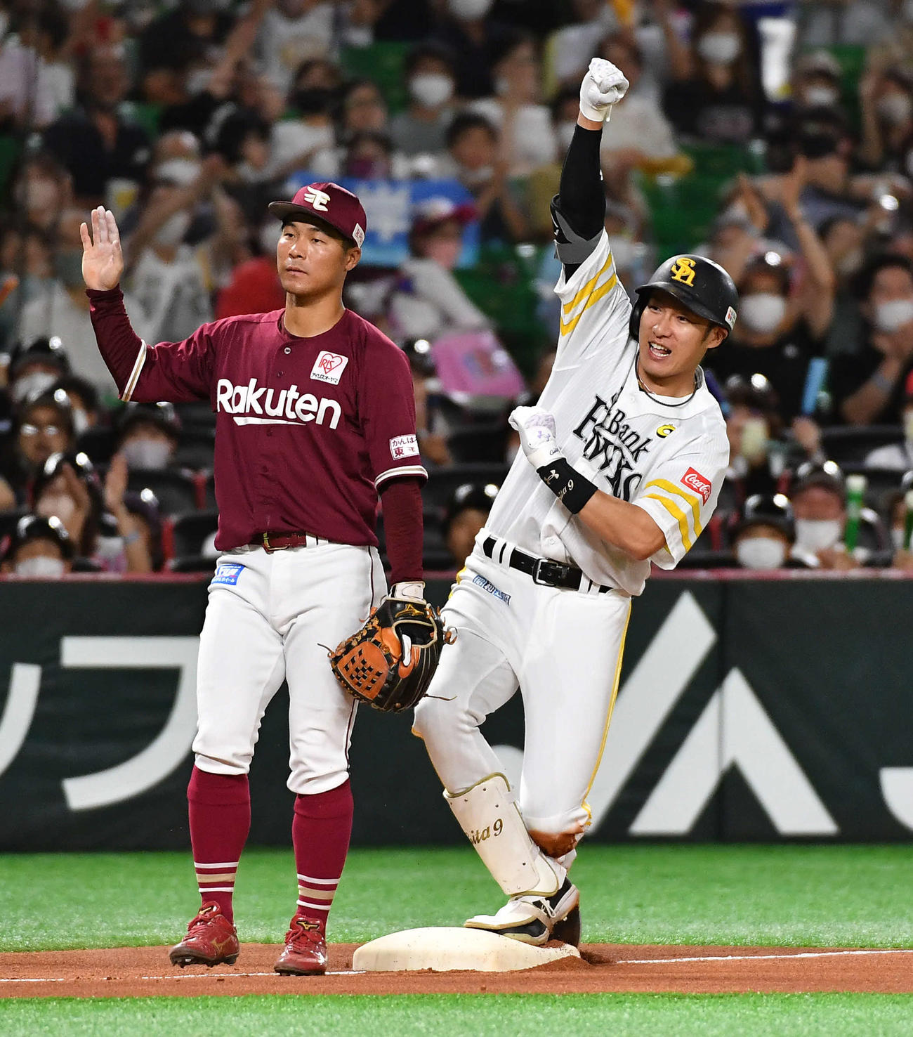 ソフトバンク対楽天　5回裏ソフトバンク2死一、二塁、2点適時三塁打を放ち、ベンチに向かって笑顔でガッツポーズする柳田、左は茂木（撮影・岩下翔太）