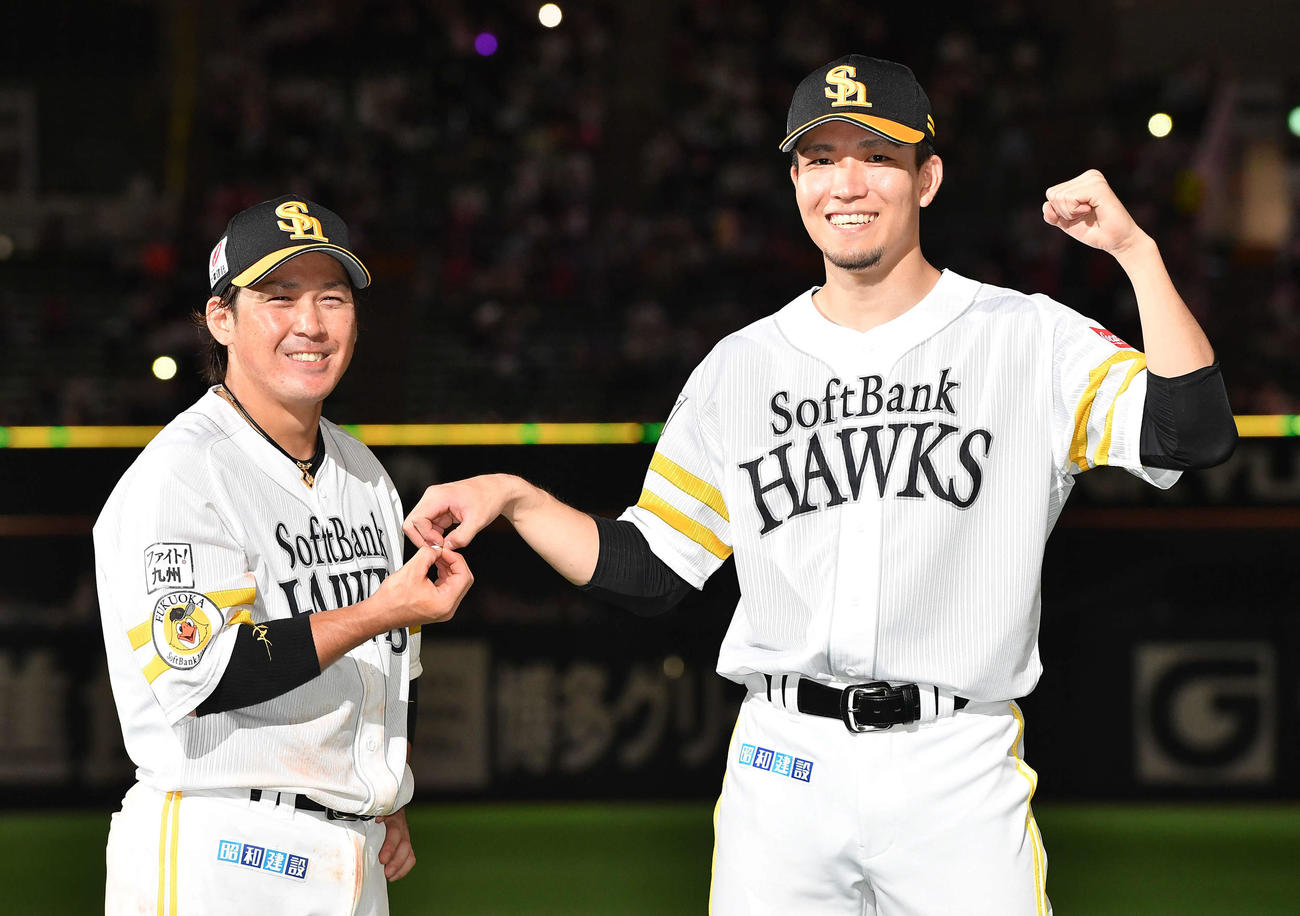 ソフトバンク対楽天　8勝目を挙げ、甲斐（左）と指で8をつくる千賀（撮影・岩下翔太）