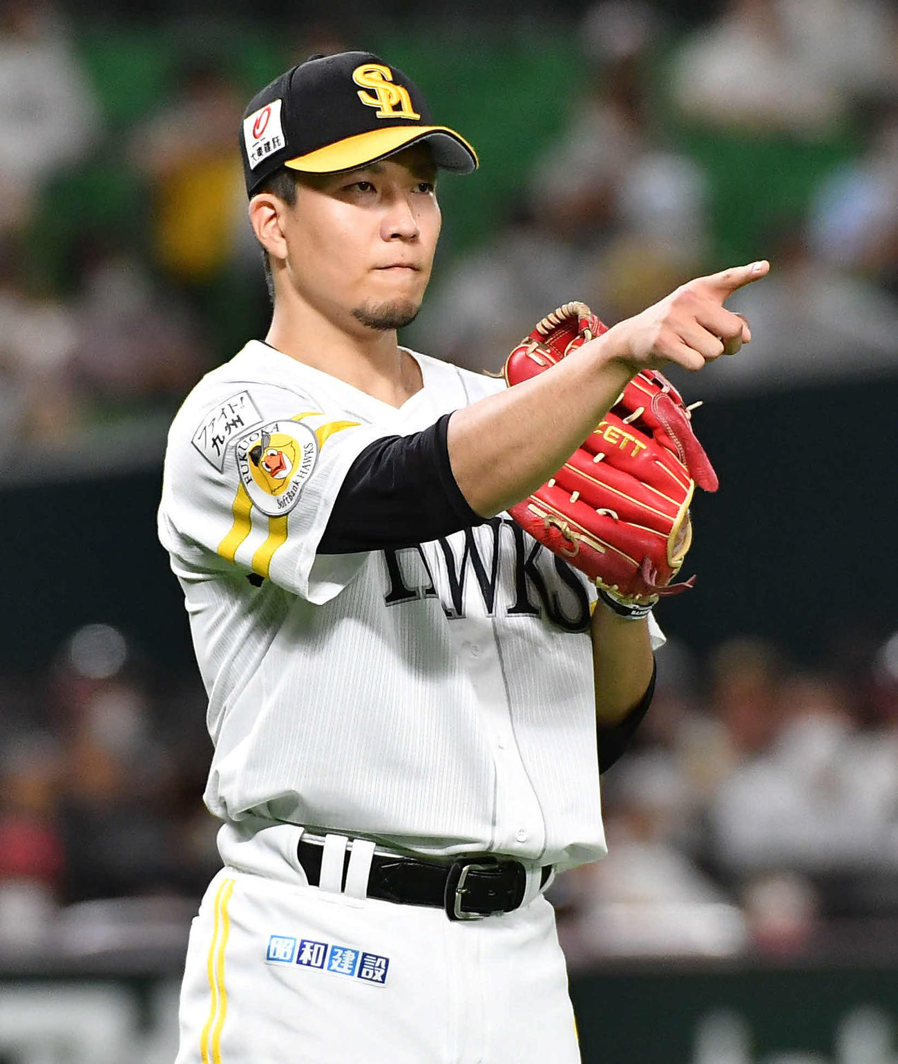 ソフトバンク対楽天　ナインを指さす千賀（撮影・岩下翔太）