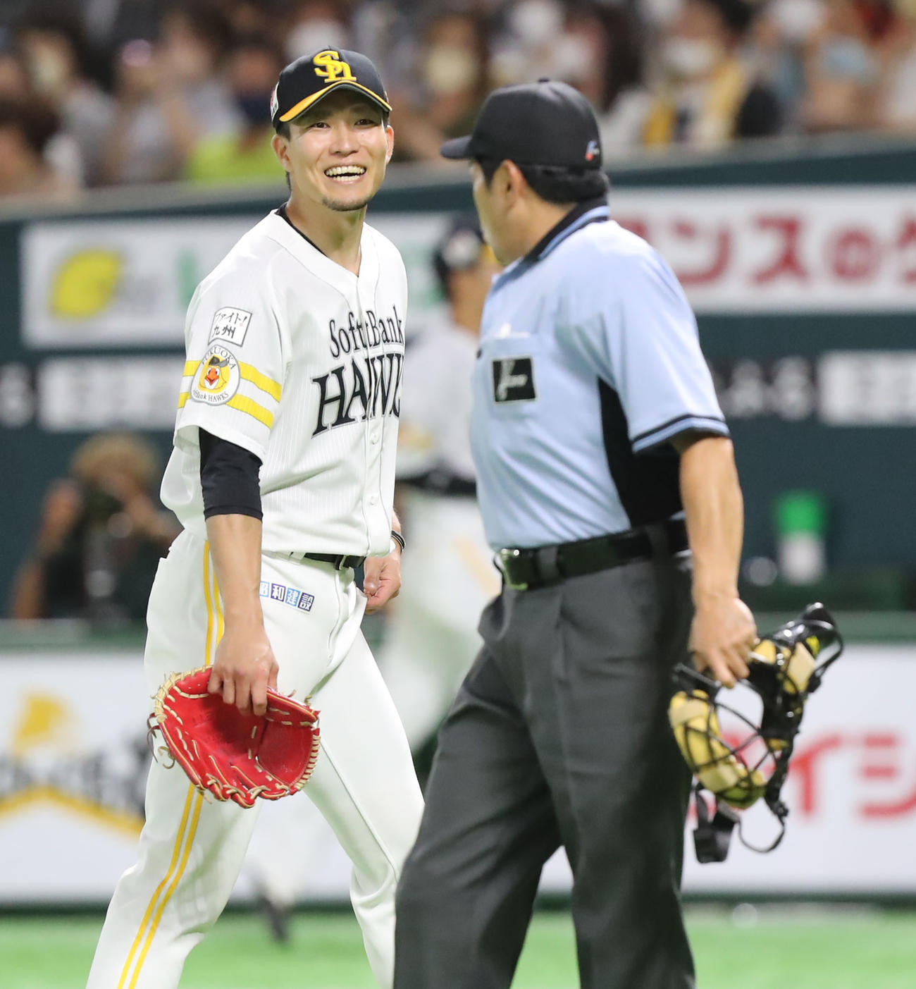ソフトバンク対楽天　3回表を投げ終え、笑顔で審判と話す千賀（撮影・屋方直哉）