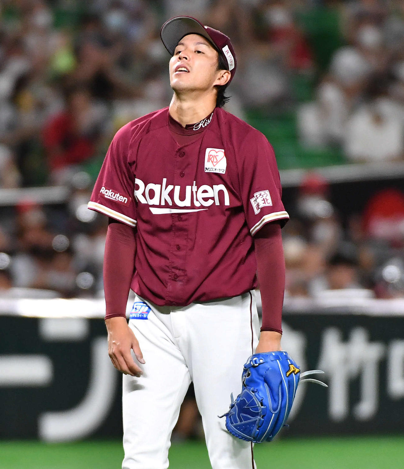 ソフトバンク対楽天　6回裏ソフトバンク1死一塁、松田の打球をファンブルして出塁され、悔しそうな表情を見せる岸（撮影・岩下翔太）
