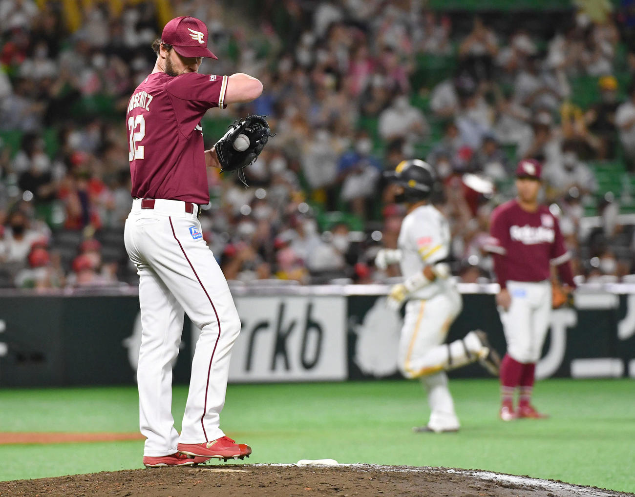 ソフトバンク対楽天　8回裏ソフトバンク無死、野村勇（右）に左中間へ本塁打を打たれたブセニッツ（撮影・岩下翔太）