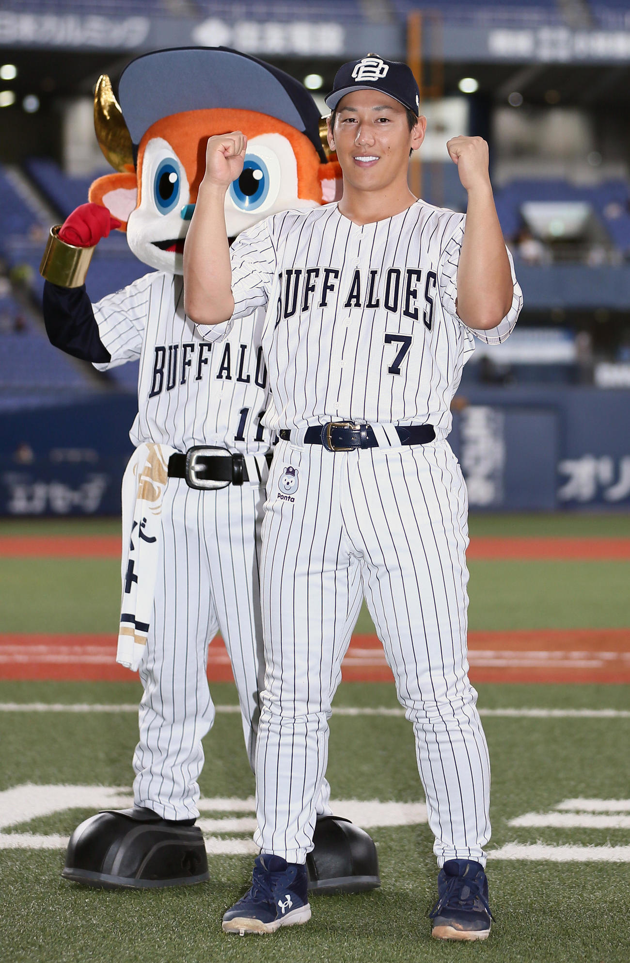 オリックス対日本ハム　ヒーローインタビュー後、笑顔で記念撮影するオリックス吉田正（撮影・上山淳一）
