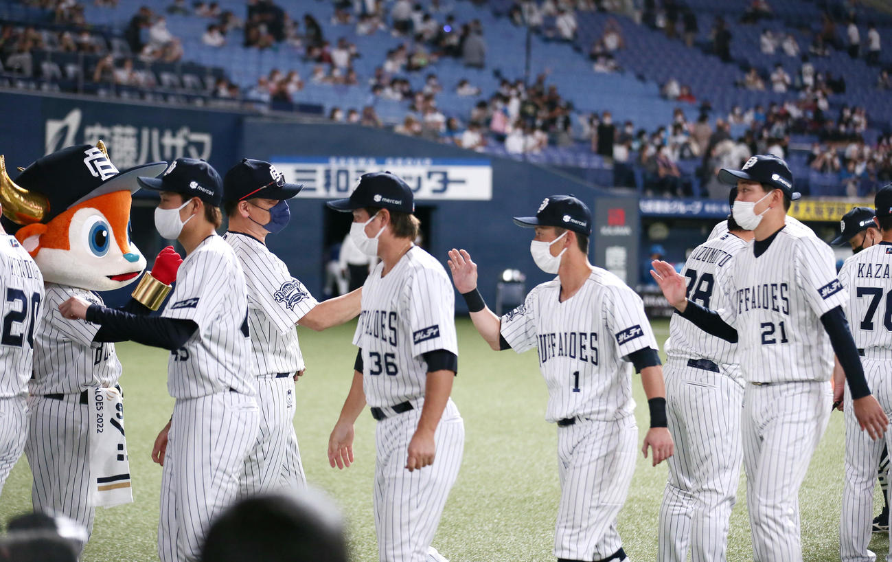 オリックス対日本ハム　日本ハムに勝利したオリックス中嶋監督（左から2人目）はナインを出迎える（撮影・上山淳一）