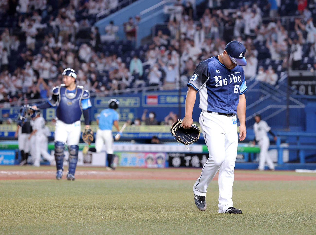 ロッテ対西武　9回裏ロッテにサヨナラ負けを喫した平良（右）はがっくりと引き揚げる（撮影・浅見桂子）