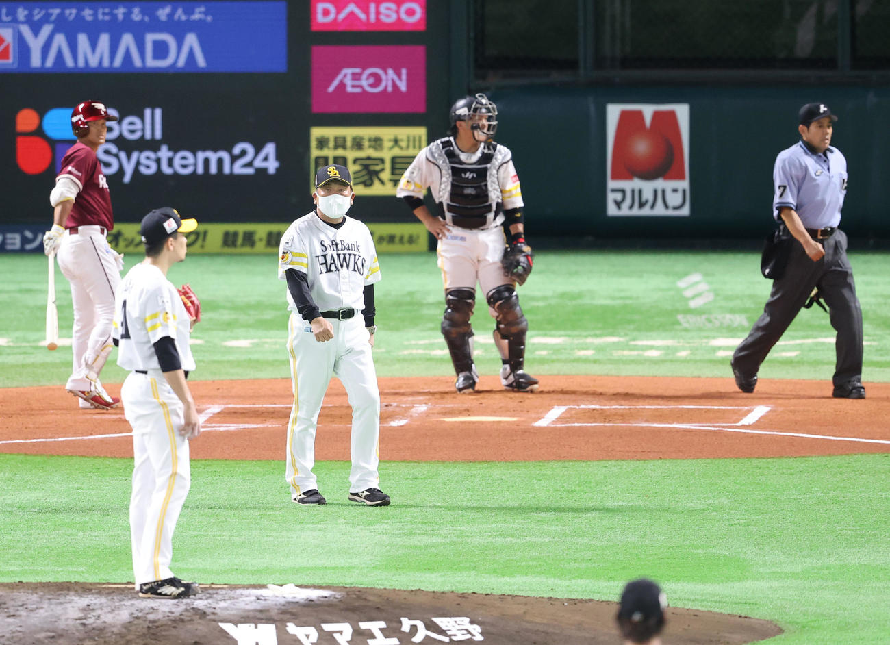 ソフトバンク対楽天　6回表楽天一塁、ボークで二塁へ進塁され、抗議へ向かう藤本博史監督（撮影・梅根麻紀）
