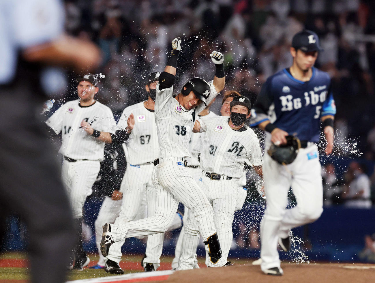 ロッテ対西武　9回裏ロッテ1死満塁、高部（中央）はサヨナラ適時打を放ち、水シャワーで祝福される（撮影・浅見桂子）