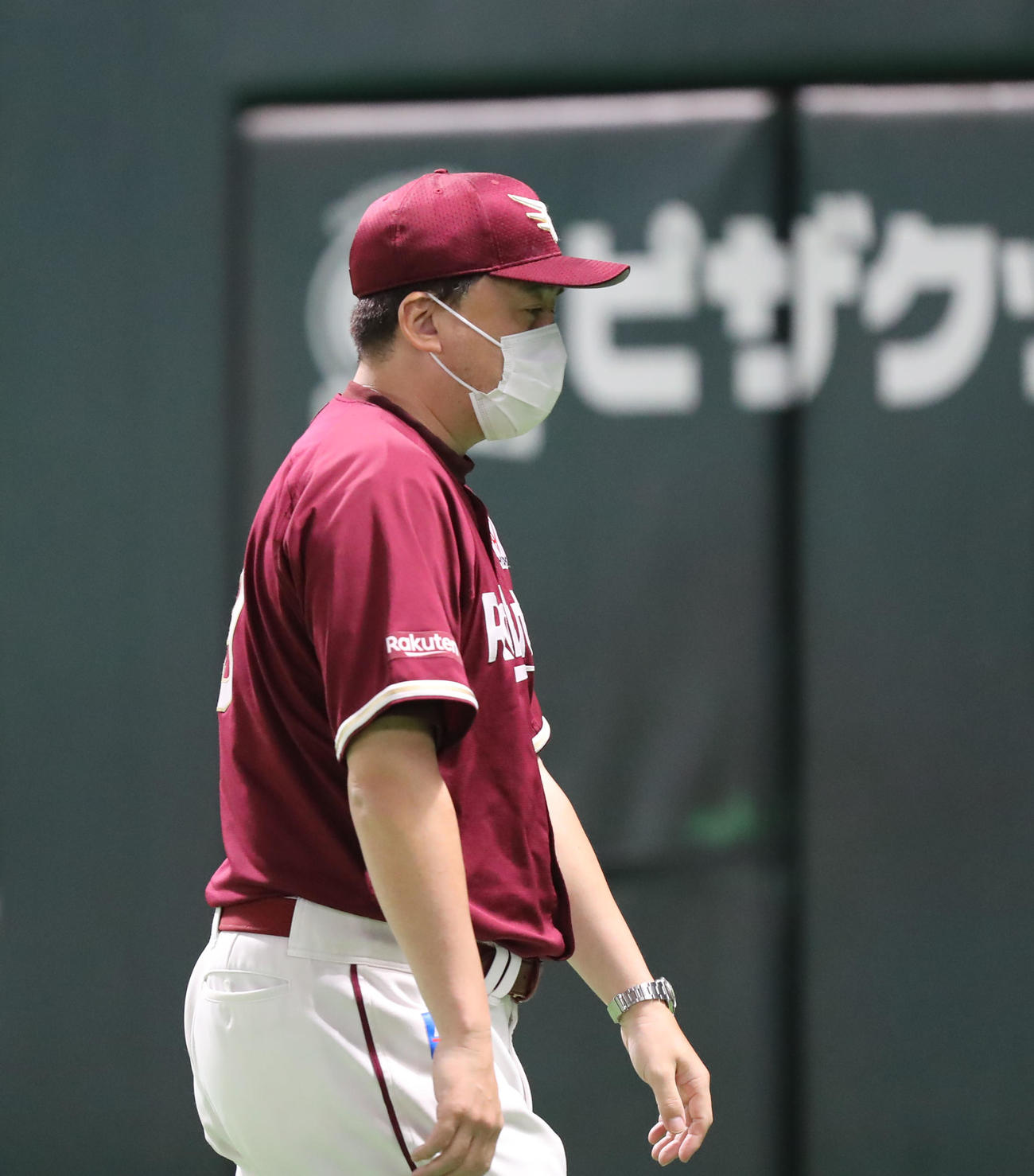 ソフトバンク対楽天　6回裏ソフトバンク2死満塁、投手の交代を告げ、ベンチに戻る石井監督（撮影・屋方直哉）