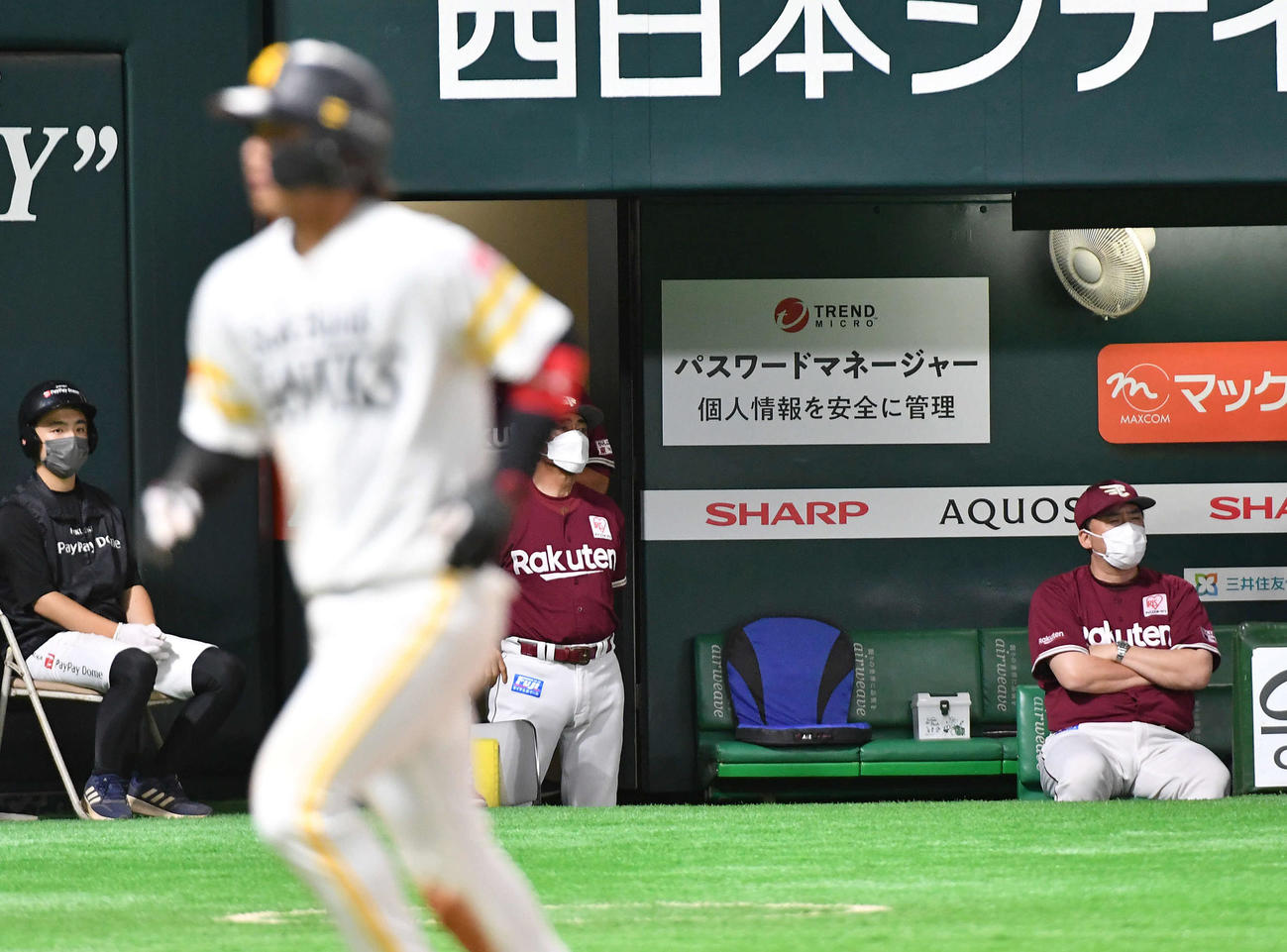 ソフトバンク対楽天　6回裏ソフトバンク2死満塁、柳町に押し出し四球を与え、ベンチで厳しい表情を見せる石井監督（右端）とコーチ陣（撮影・岩下翔太）