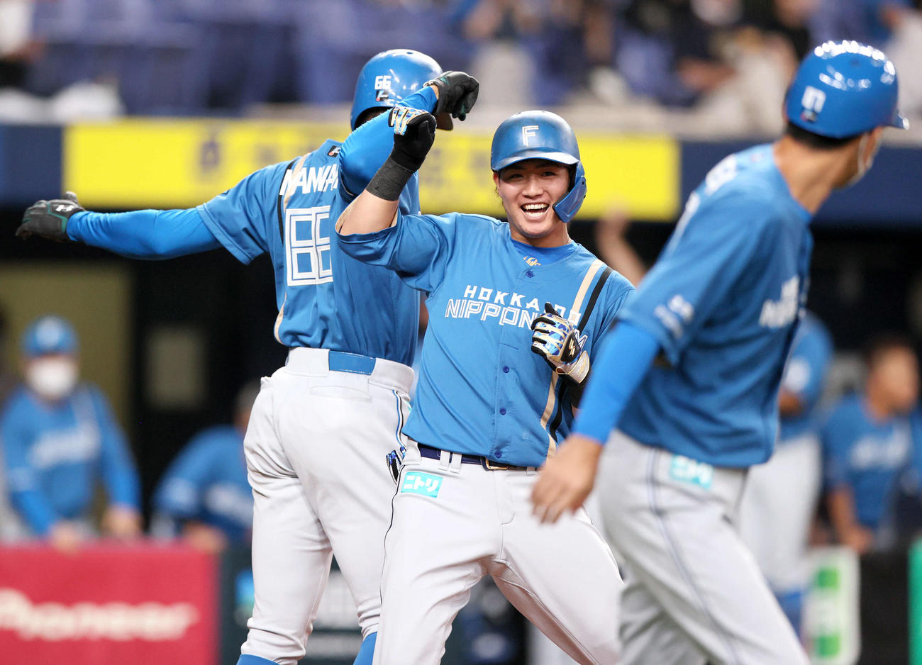 オリックス対日本ハム　4回裏日本ハム1死一塁、郡（中央）は先制左越え2点本塁打を放ち生還し喜ぶ（撮影・上山淳一）