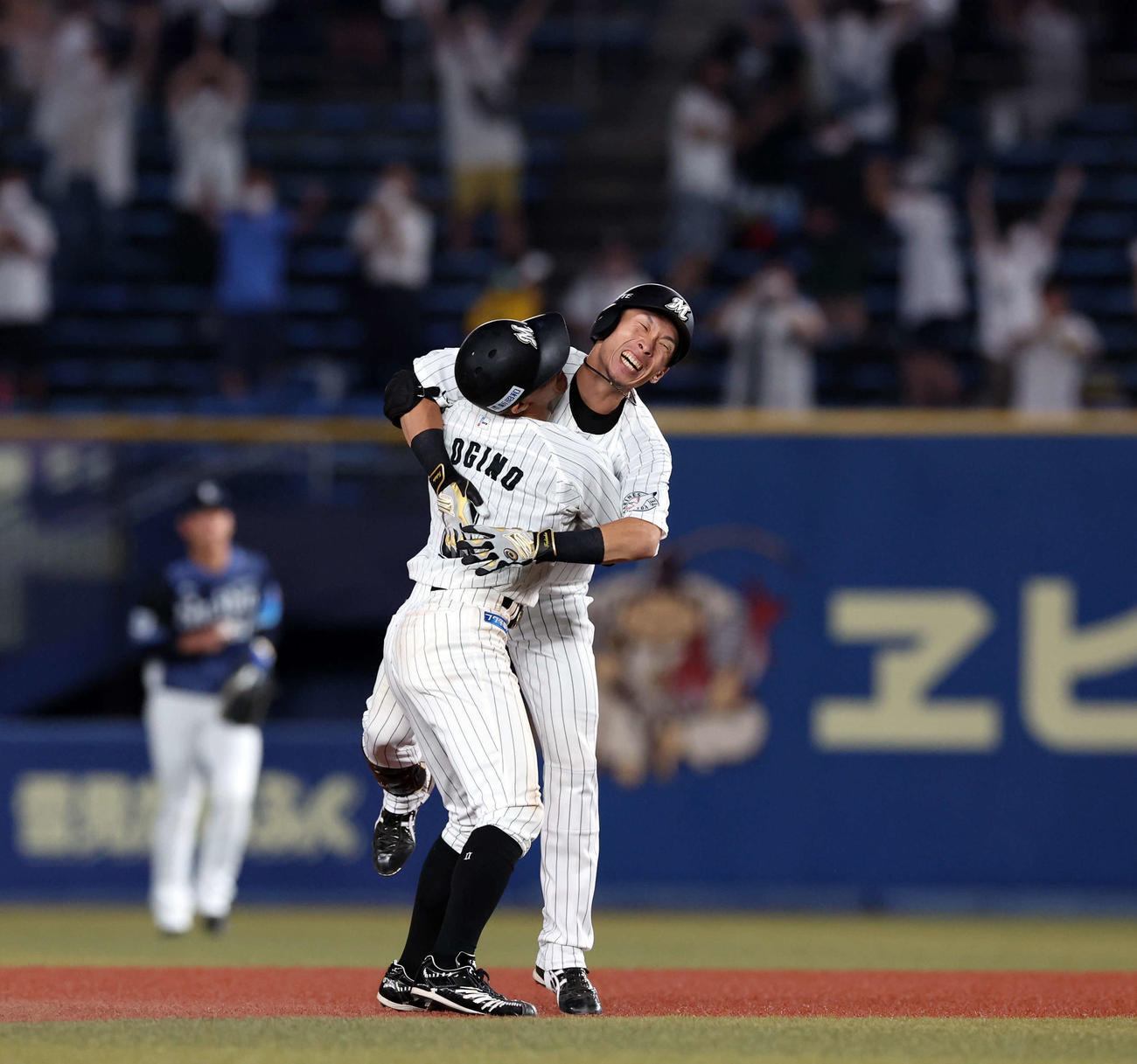 ロッテ対西武　9回裏ロッテ1死満塁、高部（右）はサヨナラ適時打を放ち荻野と大喜びで抱擁する（撮影・浅見桂子）