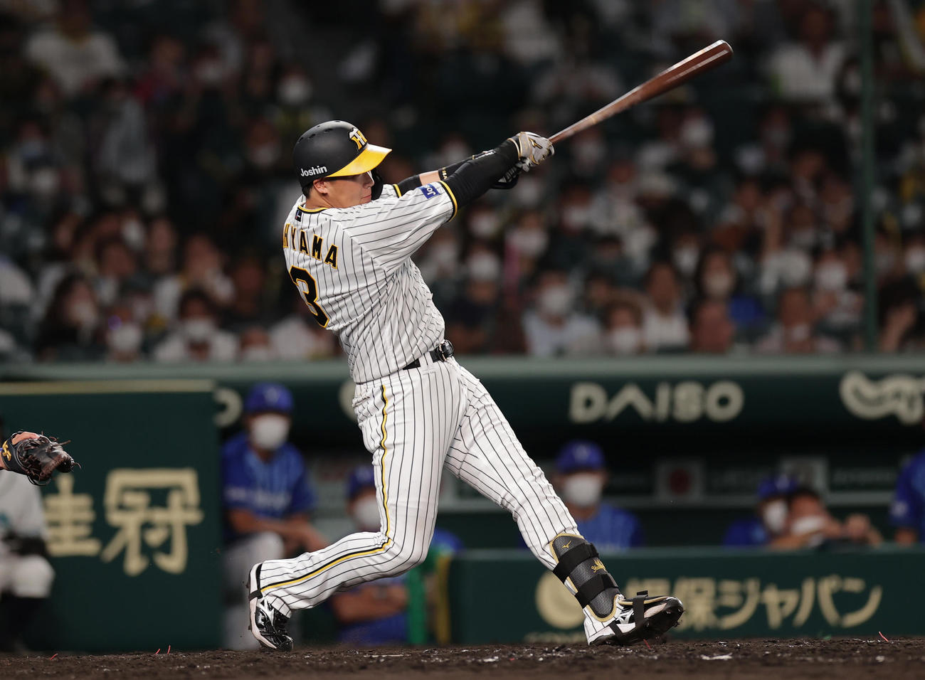 阪神対DeNA 4回裏阪神2死一塁、左越えに逆転2点本塁打を放つ大山（撮影・前田充）
