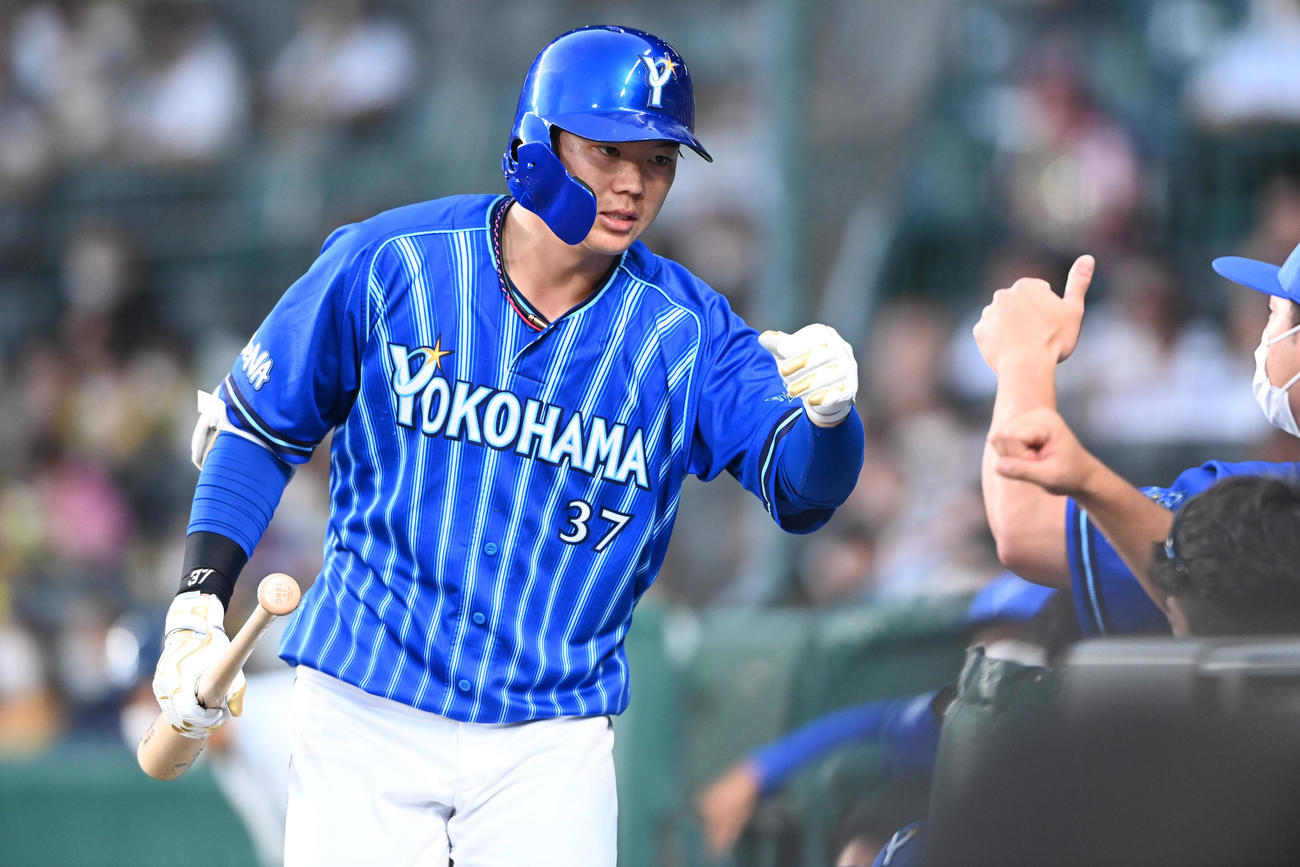 阪神対DeNA 4回表DeNA1死、楠本は先制の右越え本塁打を放ちナインの祝福を受ける（撮影・前岡正明）