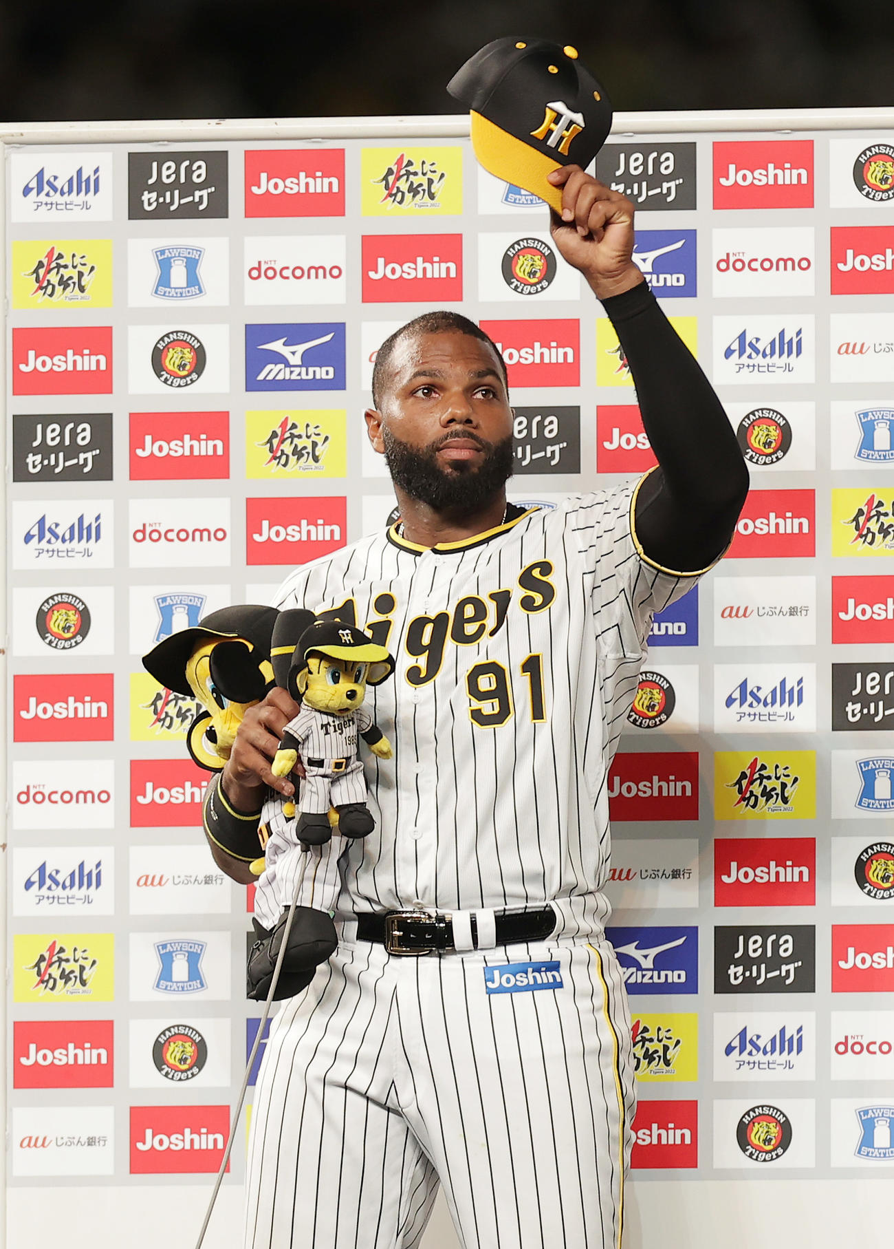 阪神対DeNA　お立ち台でファンの拍手に応える阪神ロドリゲス（撮影・前田充）