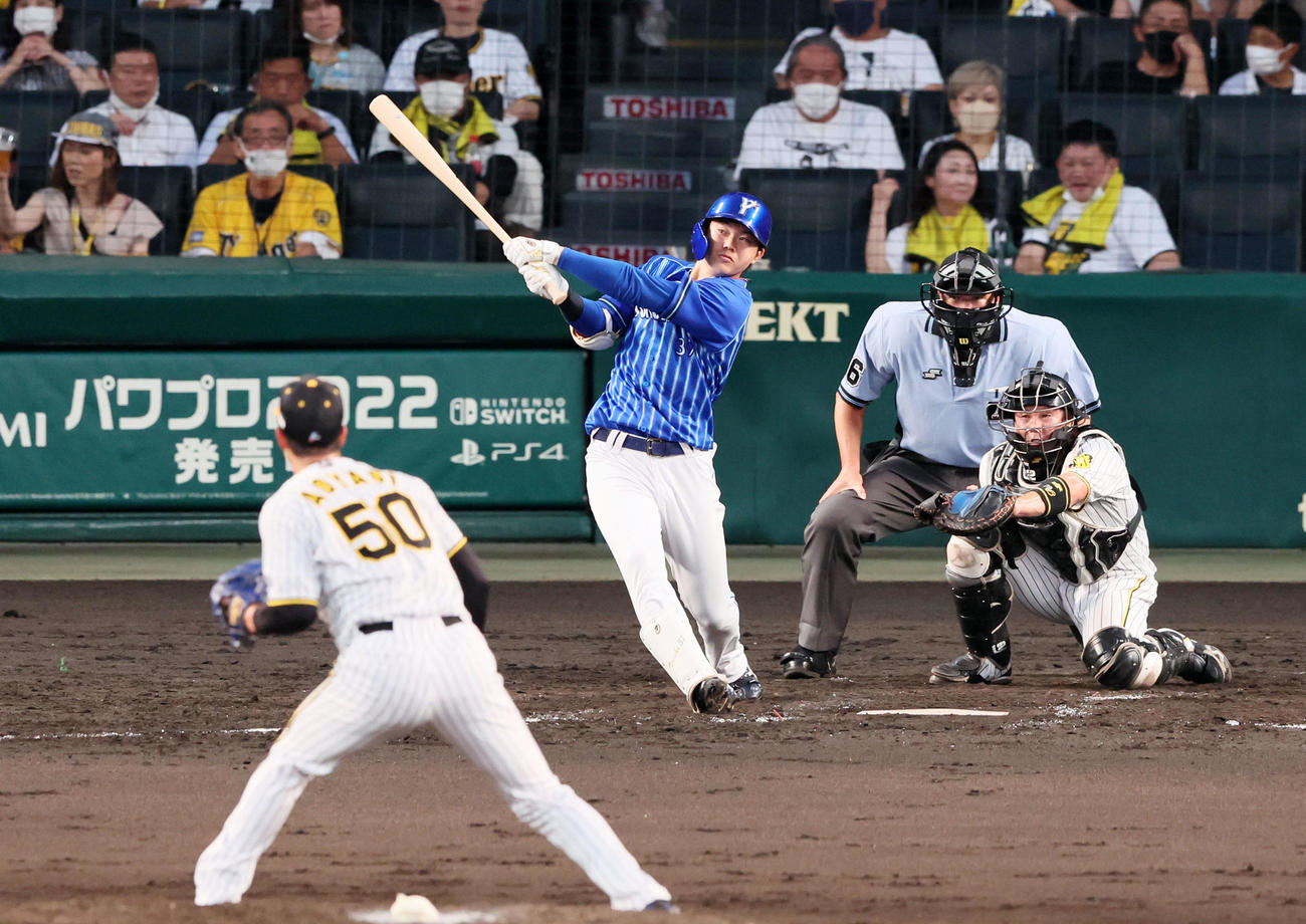 阪神対DeNA 4回表DeNA1死、楠本は右越えソロ本塁打を放つ。投手は青柳（撮影・加藤哉