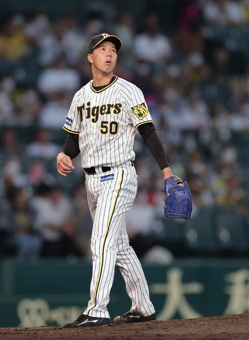 阪神対DeNA 4回表DeNA1死、楠本に右越え本塁打を浴び、打球を見つめる青柳(撮影・前田充)