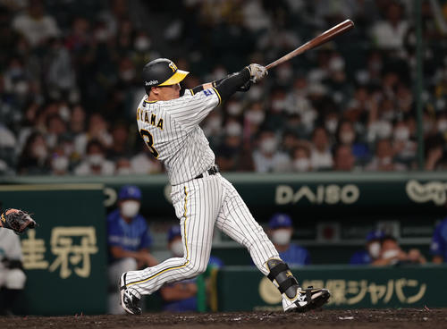 阪神対DeNA 4回裏阪神2死一塁、左越えに逆転2点本塁打を放つ大山(撮影・前田充)