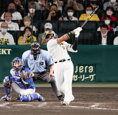 阪神対DeNA 7回裏阪神1死二、三塁、代打ロドリゲスは右越え適時二塁打を放つ(撮影・加藤哉)