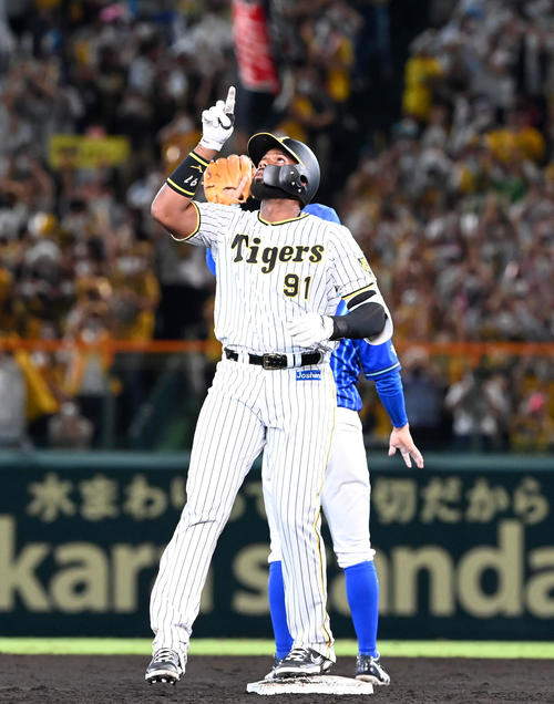 阪神対DeNA 7回裏阪神1死一、三塁、代打のロドリゲスは右中間に適時2点二塁打を放ち喜ぶ(撮影・前岡正明)