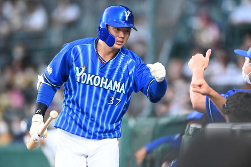 阪神対DeNA 4回表DeNA1死、楠本は先制の右越え本塁打を放ちナインの祝福を受ける(撮影・前岡正明)