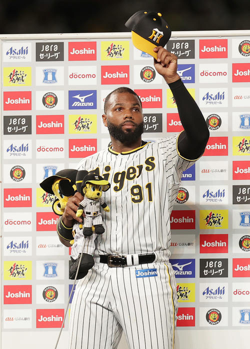 阪神対DeNA お立ち台でファンの拍手に応える阪神ロドリゲス(撮影・前田充)