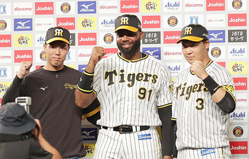 阪神対DeNA お立ち台でガッツポーズする、左から阪神青柳、ロドリゲス、大山(撮影・前田充)