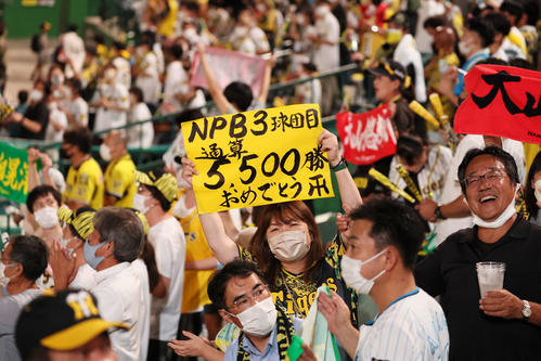阪神対DeNA DeNAに勝利し球団通算5500勝にファンも笑顔(撮影・加藤哉)