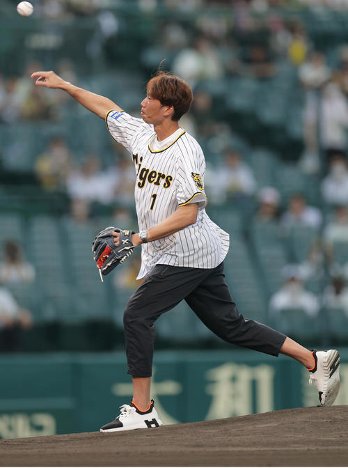 阪神対DeNA 試合前、ファーストピッチセレモニーで投球するG大阪GK東口(撮影・前田充)