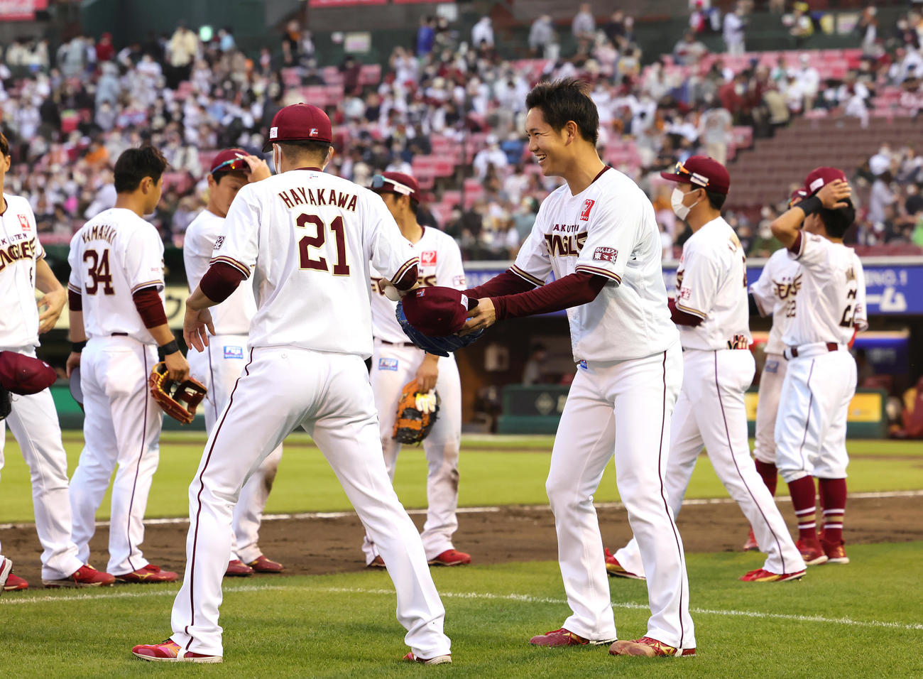 鈴木翔天から帽子に隠された勝利球を受け取る早川隆久（2022年6月11日撮影）
