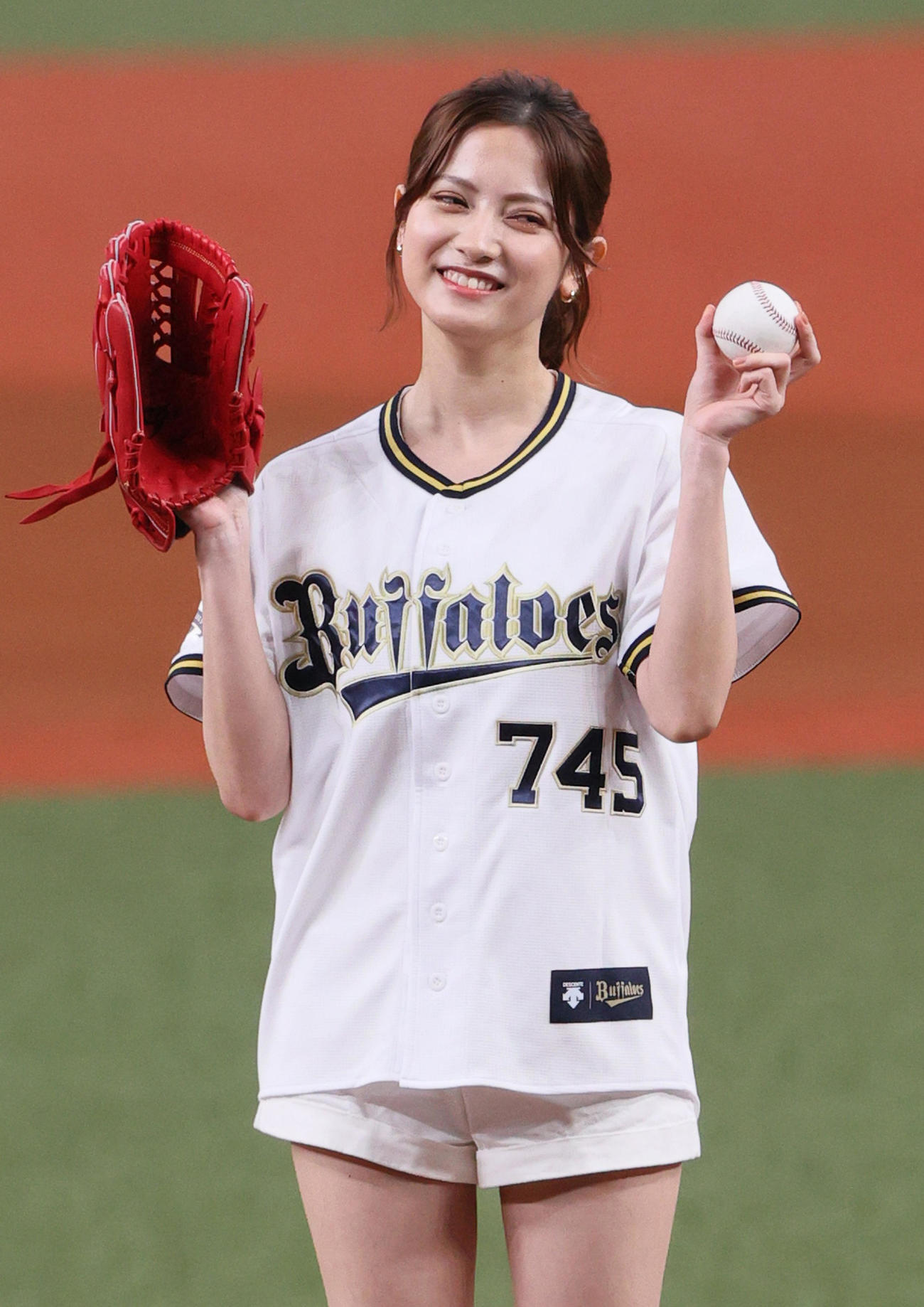 オリックス対ソフトバンク　始球式を行うモデルの桃月なしこ（撮影・上山淳一）