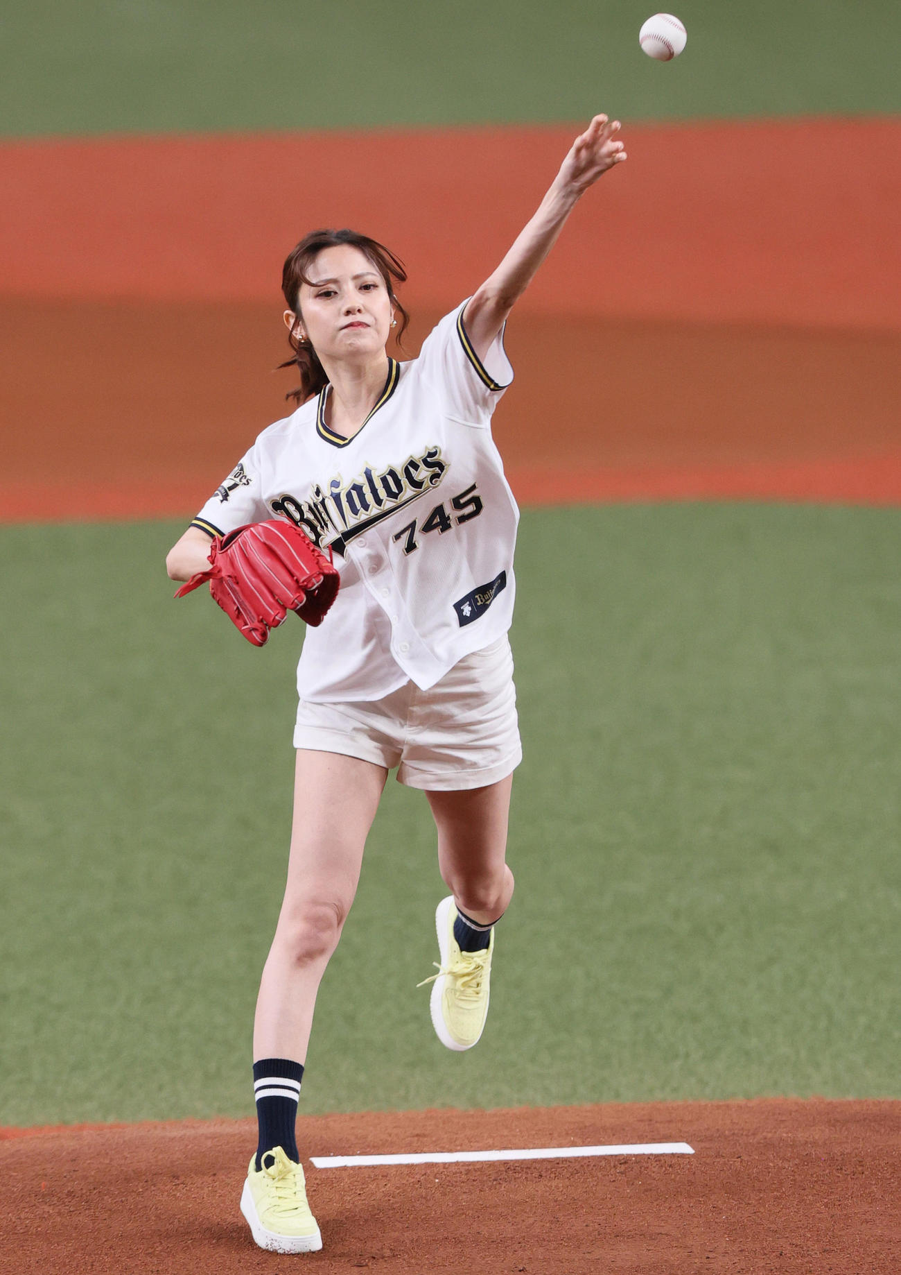 オリックス対ソフトバンク　始球式を行うモデルの桃月なしこ（撮影・上山淳一）
