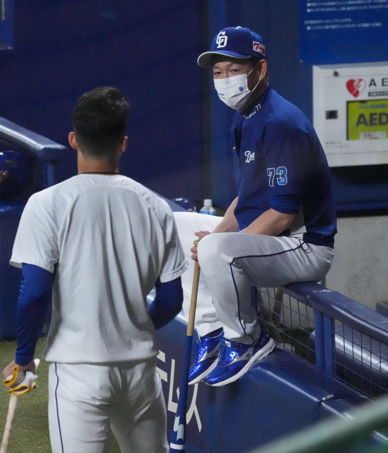 岡林（左）と話し合う立浪監督（撮影・森本幸一）