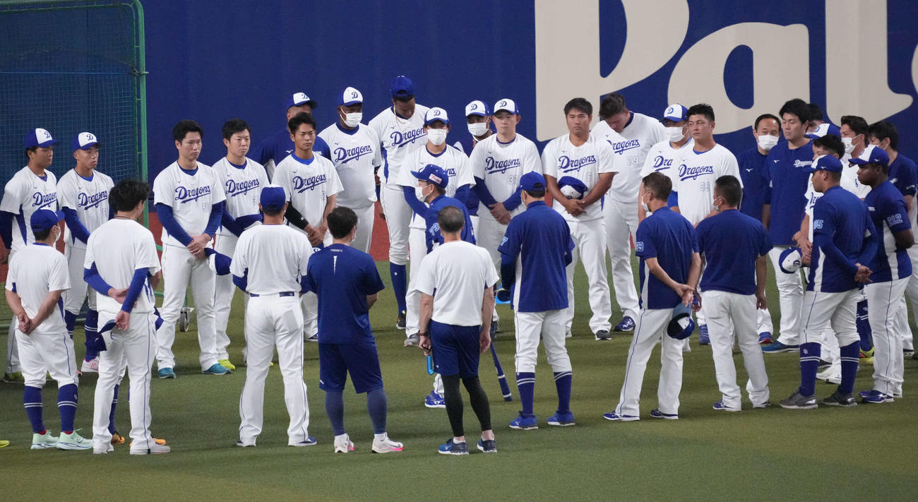 巨人戦が中止となり、選手を集め話をする立浪監督（中央）（撮影・森本幸一）